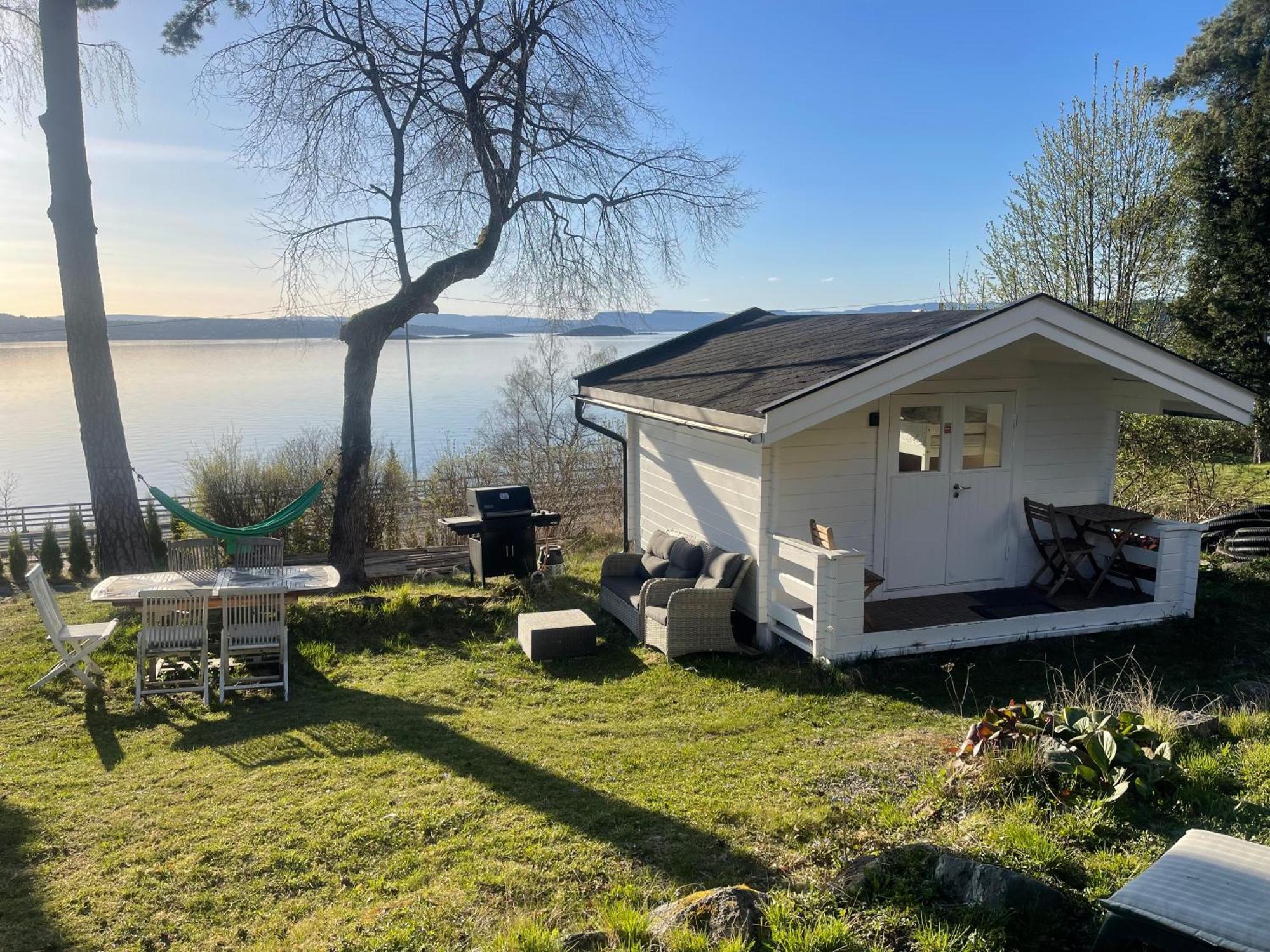 With1 Bedroom Separate Living With A Sofa Bed And A Tiny Kitchen A Bathroom Located In Nordstrand Near By The Sea For 3 Guests With A Garden And Grill 5 Extra Guests With Extra Cost In The With Sea View Just Outside The Apar Appartement *